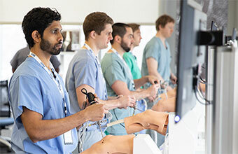 Virtual Reality Simulatoren sind rund um die Uhr verfügbar und beschleunigen den Lernprozess chirurgischer Fertigkeiten.
